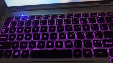 laptop . boleh touch ye