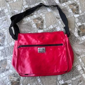 199-X Drops brand messenger sling bag