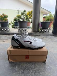 Kasut Bola Kronos