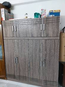 4 door closet (like new)