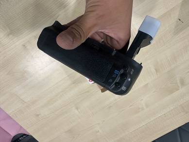 Canon BG-E7 Battery Grip for Canon DSLR Cameras