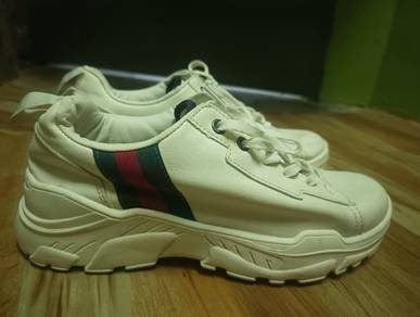 Kasut Sneakers white
