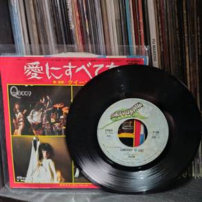 Queen Vinyl record piring hitam