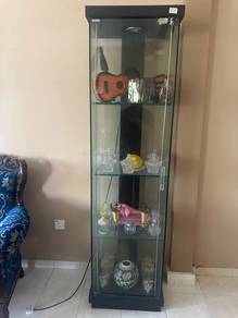 Almari kaca perhiasan