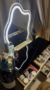 smart make-up vanity table