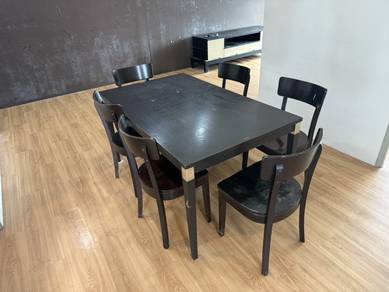 Dining table with 6 seaters