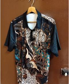 Baju T shirt berkolar