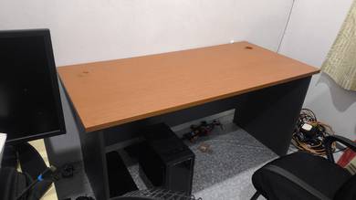 Meja ofis saiz besar dan keras