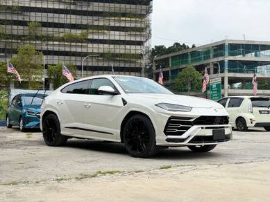 Lamborghini Urus in City Centre, KUL