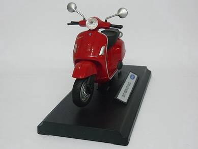 2017 Vespa GTX 125cc miniature scooter model