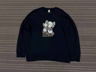 KAWS X uniqlo sweatshirt  XL 3343