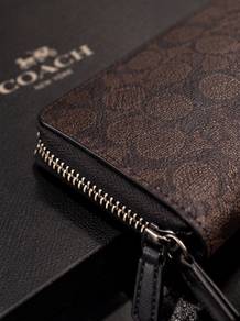 coach zip wallet/clutch