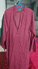 Men's Embroidered Kurta from Pakistan - Maroon (Si
