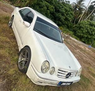 Mercedes Benz 230 in Kepala Batas, PNG
