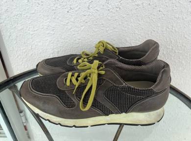 Sports shoes