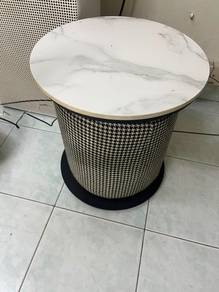 FOR SALE: Modern Round Side/Coffee Table ✨