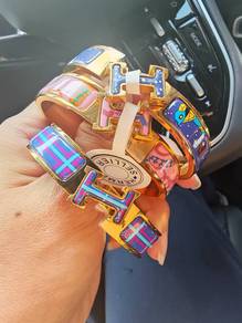 gelang tangan berwarna warni