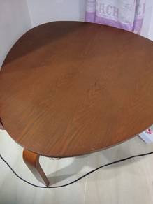 MEJA Kopi tiga segi solid 