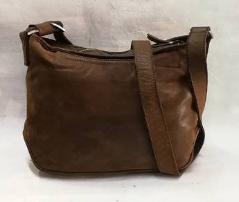 Genuine leather brown leather shoulder bag.