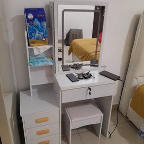 almari makeup