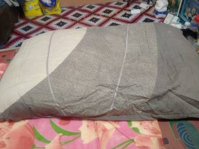 bantal terpakai corak bunga