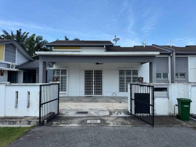 Semi-Detached House For Sale in Jenjarom,SGR