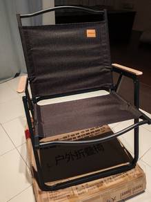folding chairs 