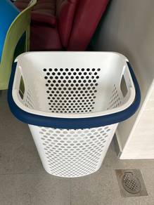 Laundry basket with wheel