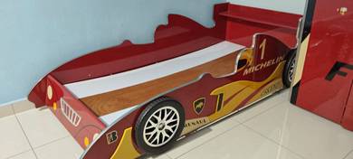 Kid's bed and study table for sale