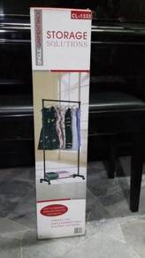 Single pole garment rack