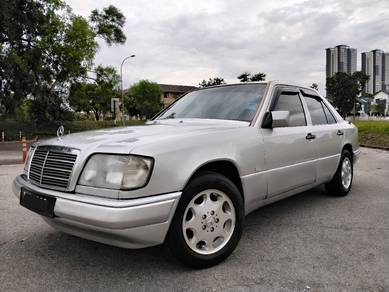 Mercedes Benz 260E  in Puchong, SGR