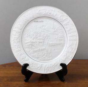 Pinggan Minh Long white porcelain decor plate