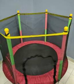 Trampoline Besar