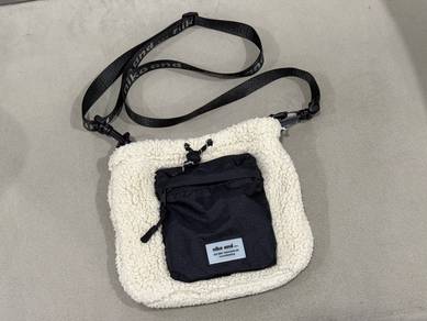 MU5450	Sling Beg Niko And Japan