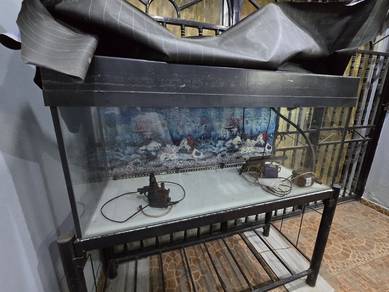 Aquarium besar dengan stand untuk dilepaskan