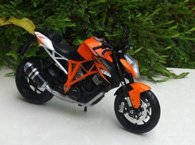 Maisto 1-12 KTM 1290 Super Duke Orange Motorcycle