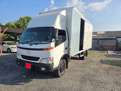 Toyota Xzu421 5000kg box 17 ft lorry 2012