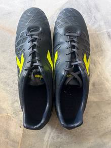 Football shoe for men