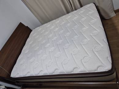 2nd-hand queen-size mattress + bedframe