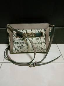 C o a c h Swagger Sling Bag
