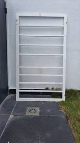 Used Metal Grille Panel 117cm x 67cm (Medium)