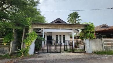 Bungalow House For Sale in Marang,TRG