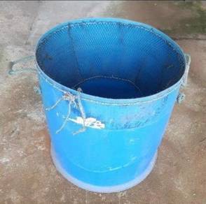 Tong Biru Dengan Jaring Ikan