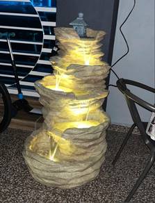 Decorative indoor water fountain