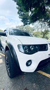 Mitsubishi Triton in Ambang Botanic, SGR