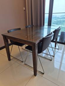 Good condition solid rubber wood dinner table