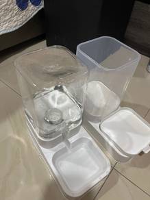 Bekas Air dan Makanan Kucing