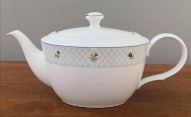 Teko Noritake Lanka Goldmark Winter Lily teapot