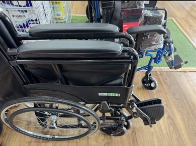 Foldable Lightweight Wheelchair (LIKE NEW)