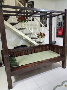 Daybed Kayu Jati Tua yang kukuh. 